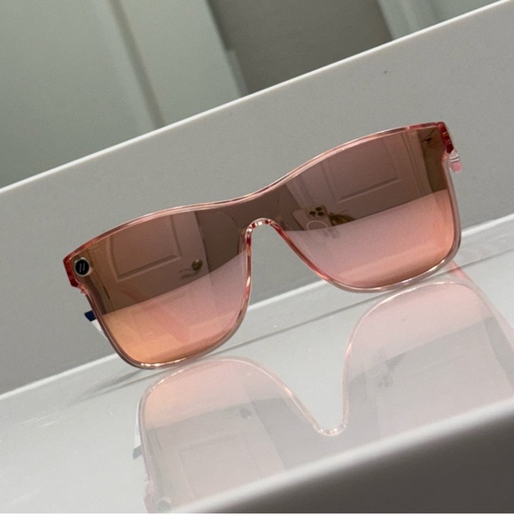 Rose Gold Polarized Sunglasses 🌸NIB🌸 - Picture 2 of 10